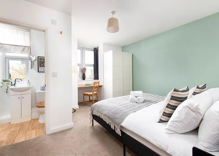 Apartman Large 5bed Town House-sleeps 9-by Fabaccommodation *