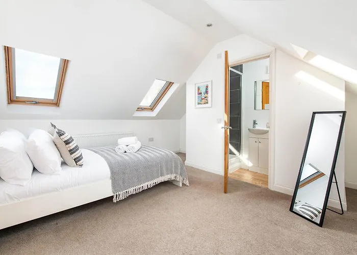 Large 5bed Town House-sleeps 9-by Fabaccommodation