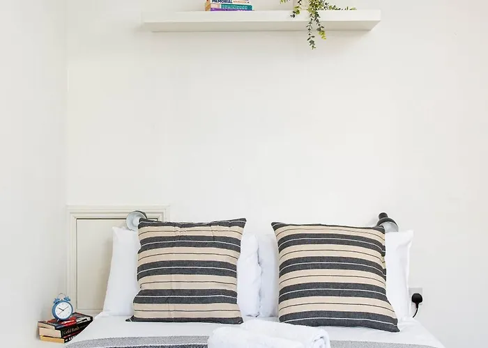 Large 5bed Town House-sleeps 9-by Fabaccommodation * Bristol