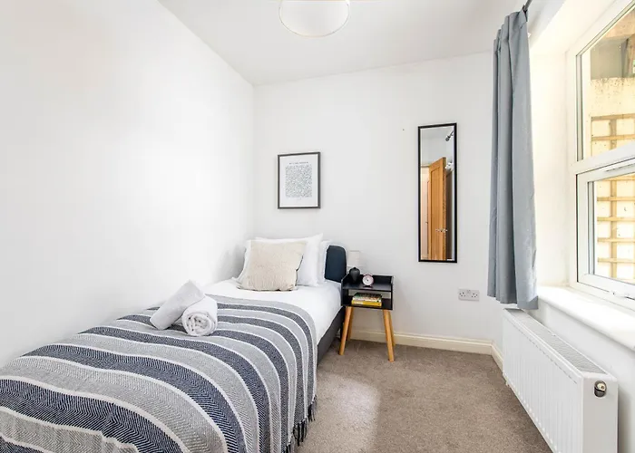 Large 5bed Town House-sleeps 9-by Fabaccommodation