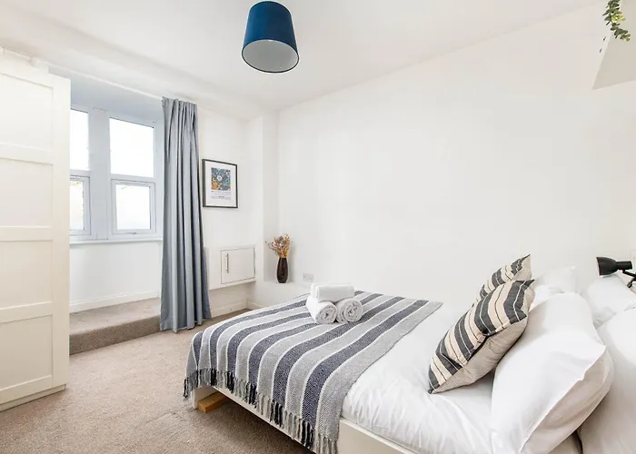 Large 5bed Town House-sleeps 9-by Fabaccommodation Bristol