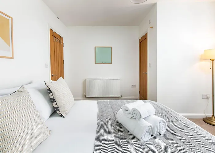 Large 5bed Town House-sleeps 9-by Fabaccommodation *