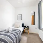 Large 5bed Town House-sleeps 9-by Fabaccommodation