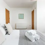 Large 5bed Town House-sleeps 9-by Fabaccommodation *