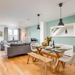 Large 5bed Town House-sleeps 9-by Fabaccommodation Appartement *