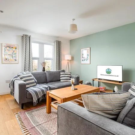 Lejlighed Large 5bed Town House-sleeps 9-by Fabaccommodation