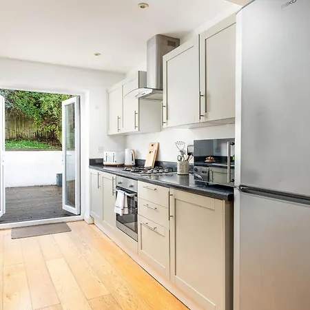 Large 5bed Town House-sleeps 9-by Fabaccommodation