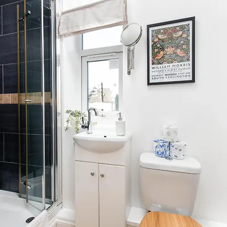 Large 5bed Town House-sleeps 9-by Fabaccommodation *