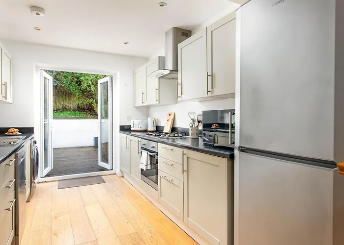 Large 5bed Town House-sleeps 9-by Fabaccommodation