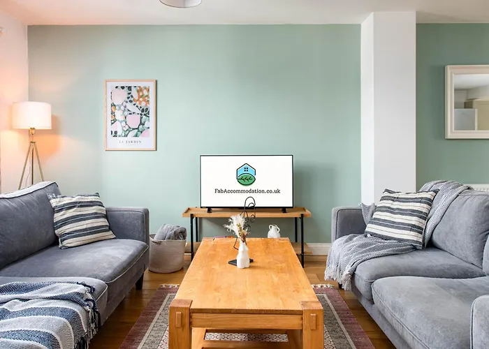 Large 5bed Town House-sleeps 9-by Fabaccommodation