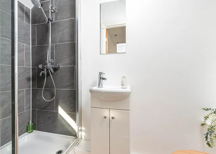 Large 5bed Town House-sleeps 9-by Fabaccommodation * Bristol