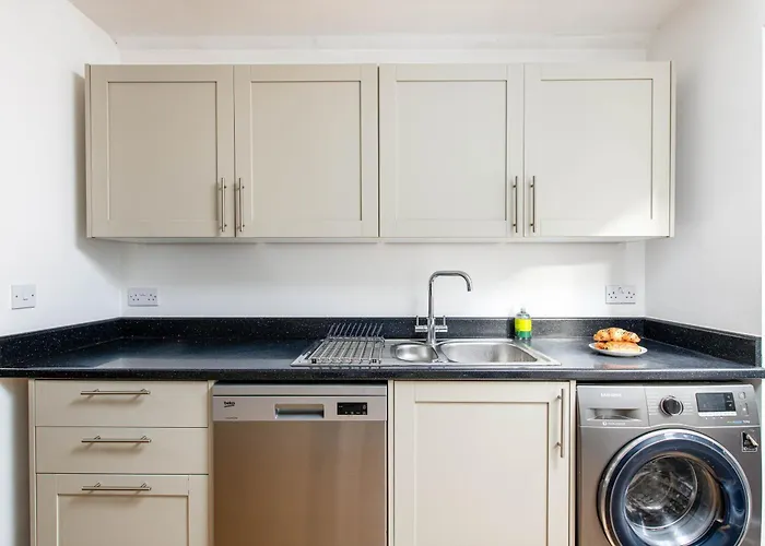Large 5bed Town House-sleeps 9-by Fabaccommodation Bristol